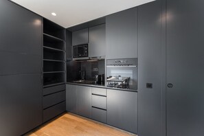 Geladeira, micro-ondas, fogão, lava-louças