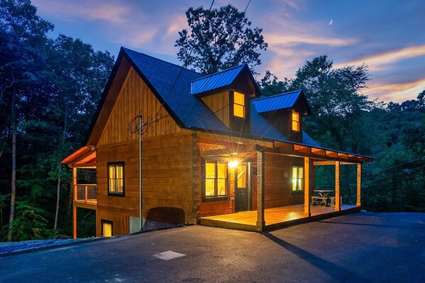 Exterior - Smoky Mountain Winter:Log Cabin w/Pool, Game Room w/ Pool Table, Decks,Views (Sevierville)