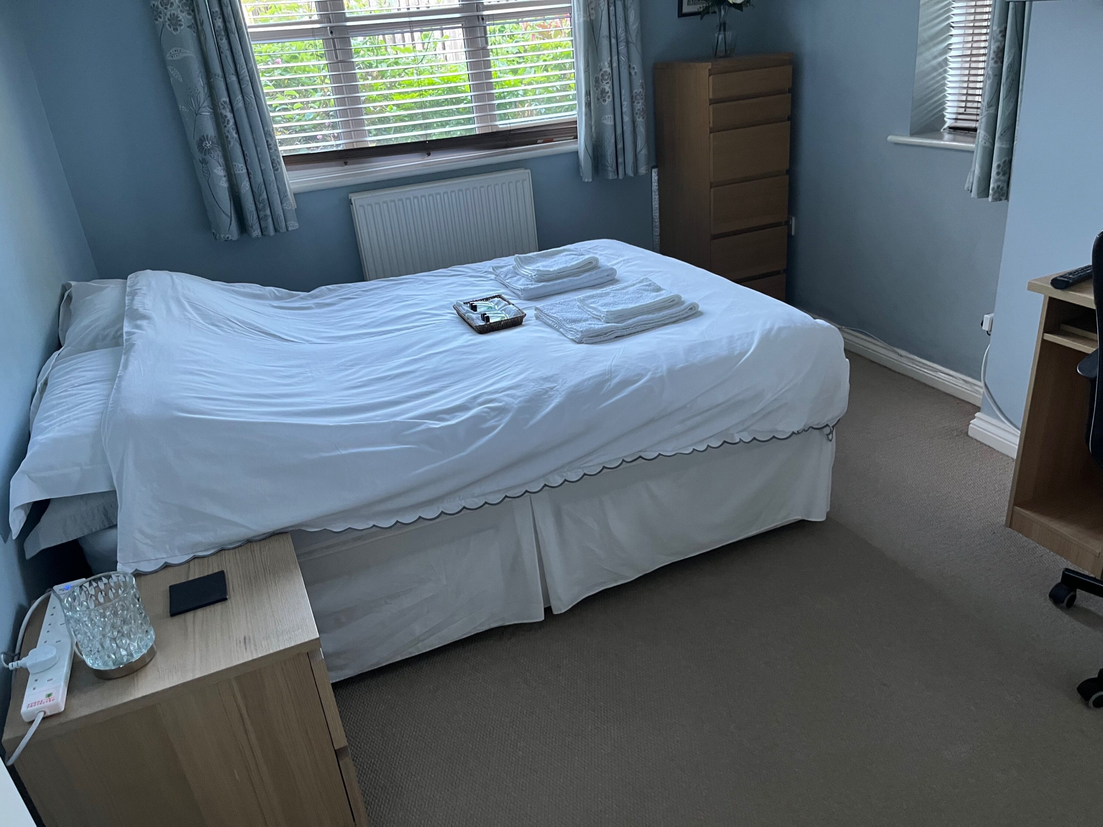 1 slaapkamer, een strijkplank/strijkijzer, gratis wifi, beddengoed