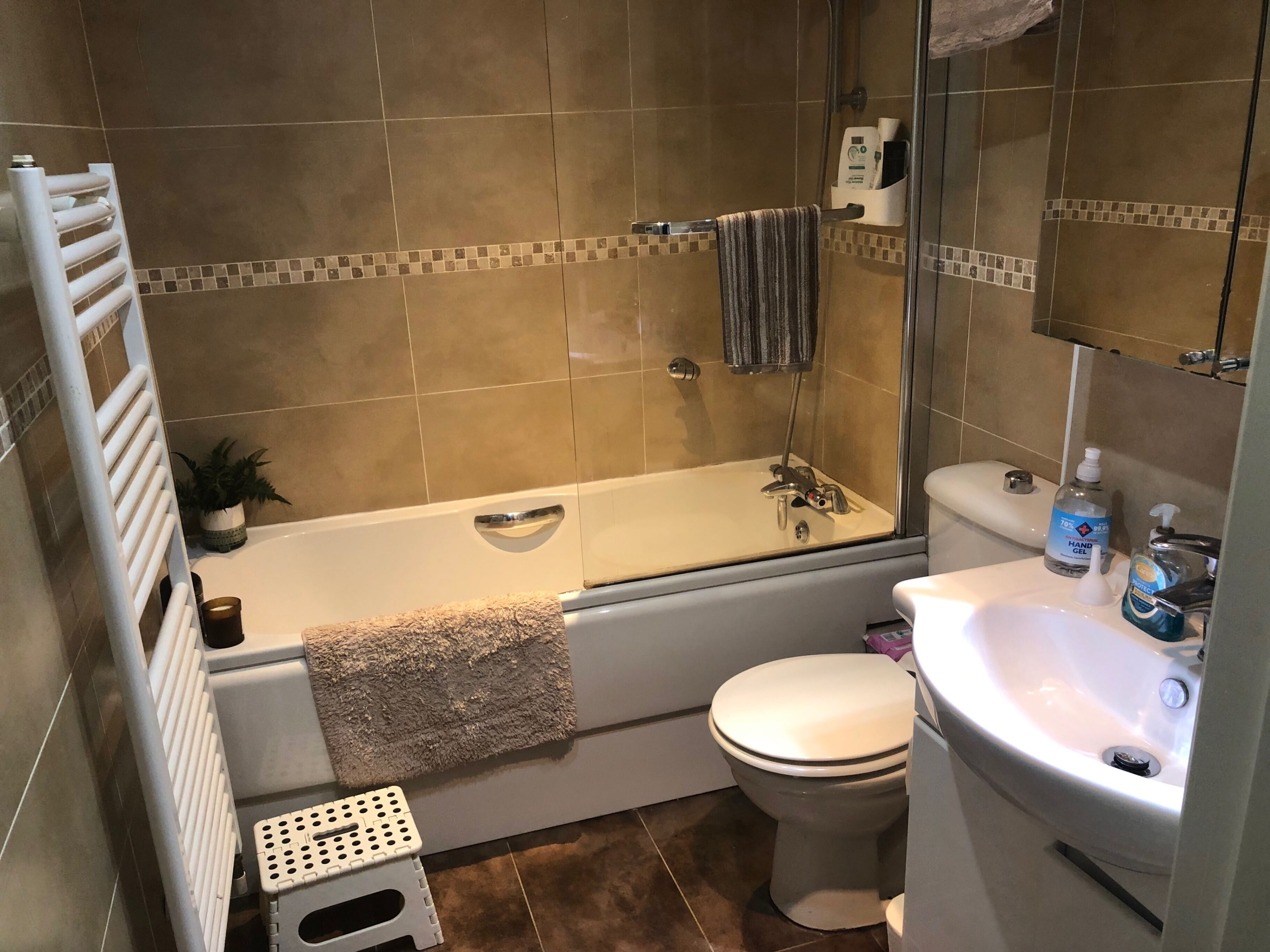 Een douche, een haardroger, handdoeken