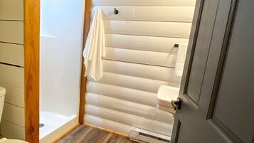 Douche, sĂšche-cheveux, serviettes fournies, savon