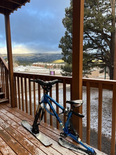 Comfy ski and mountain bike condo walking distance to lift!