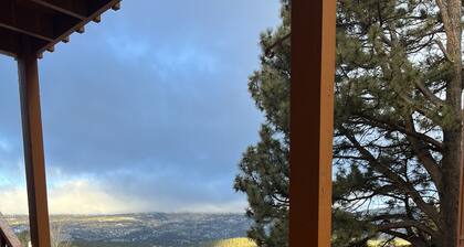 Comfy ski and mountain bike condo walking distance to lift!