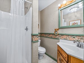 Douche, sèche-cheveux, serviettes fournies, papier toilette