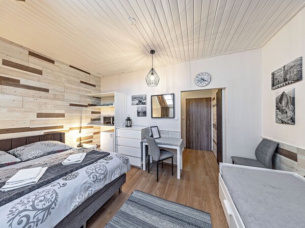 1 bedroom, desk, iron/ironing board, WiFi