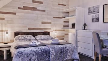 1 bedroom, desk, iron/ironing board, WiFi