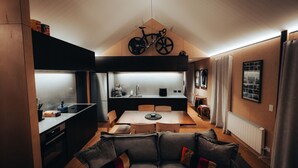 Un espacio habitable compacto con kitchenette, comedor y zona de estar.