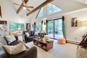 Smart TV, chimenea y libros