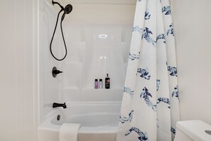 Combined shower/bathtub, hair dryer, towels, soap - Walk to Lake-Firepit-Hot Tub- Casinos-Fireplace- Kayaks-Bikes (Pocono Lake)