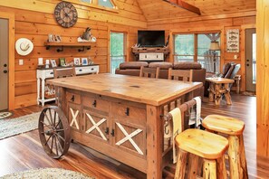 Interior - Gorgeous custom log cabin on 185 acres (Dellrose)