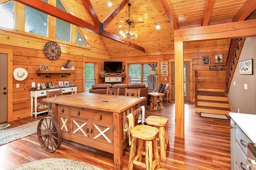 Gorgeous custom log cabin on 185 acres