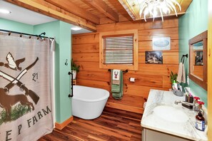 Bathtub, towels, soap, toilet paper - Gorgeous custom log cabin on 185 acres (Dellrose)