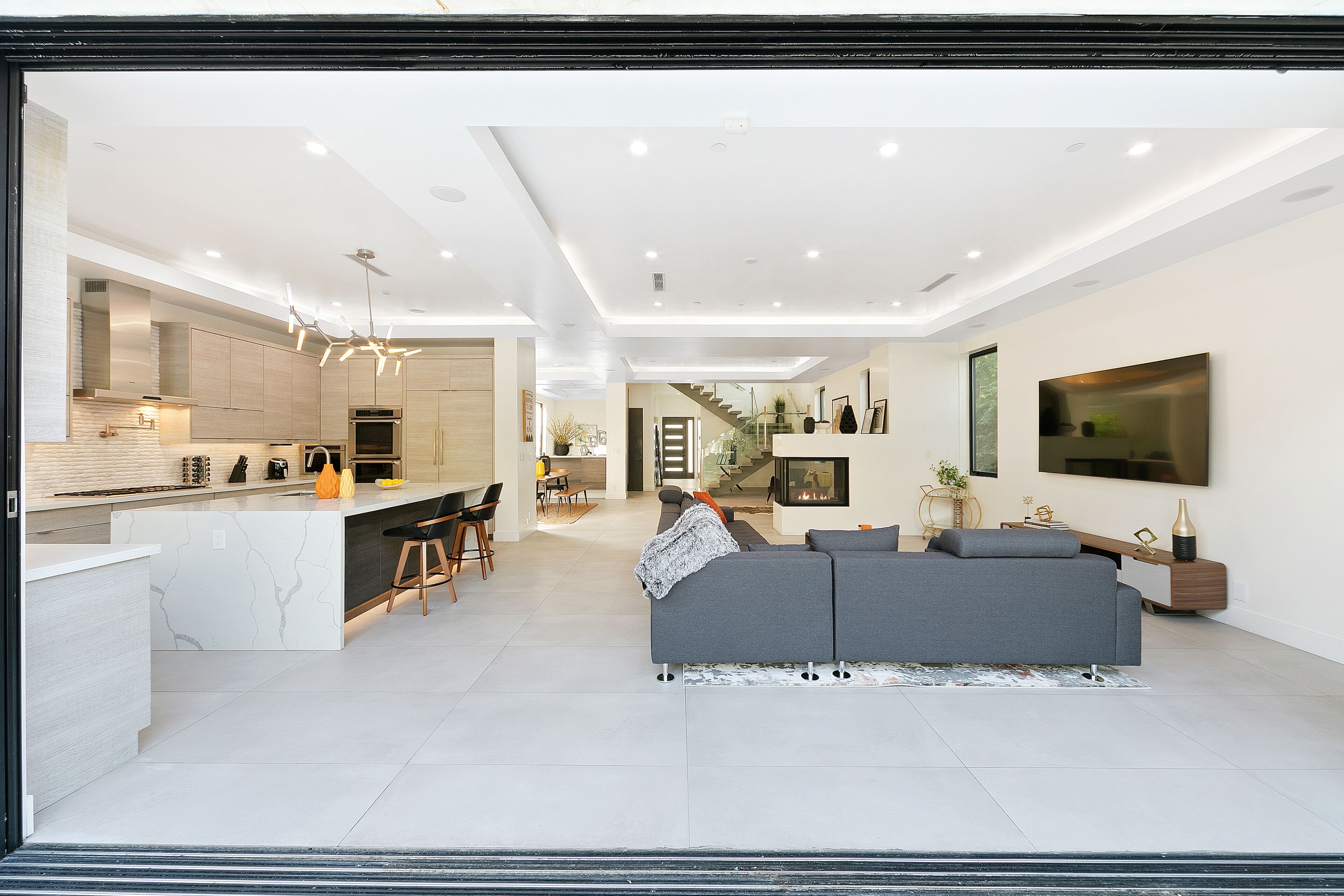 Smart TV, fireplace