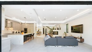 A modern open-plan living space with a kitchen, dining area, and seating area. - Beverly Hills Playhouse with Rooftop & Pool (Los Angeles)