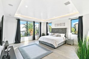 5 bedrooms, desk, iron/ironing board, travel cot