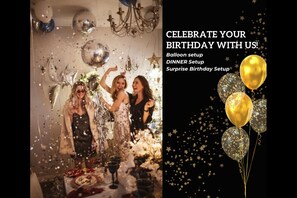 Une fête d'anniversaire avec des ballons et des confettis.