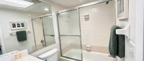 Dusj, hårføner og håndklær