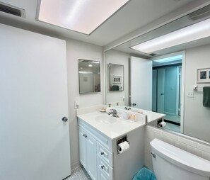Een douche, een haardroger, handdoeken