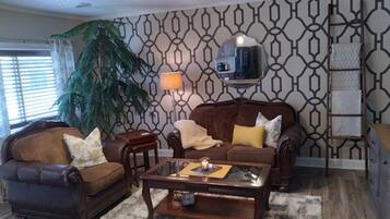 Smart-TV, DVD-Player, Bücher, Videothek