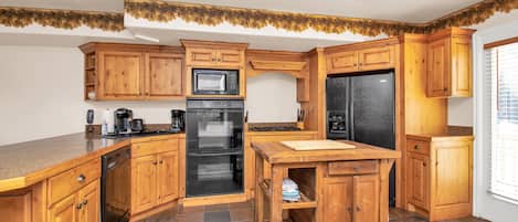 冰箱、微波炉、烤箱、炉灶