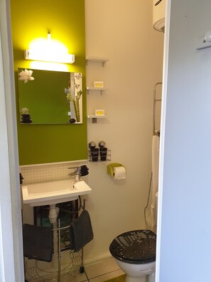 Douche, sèche-cheveux, serviettes fournies, savon