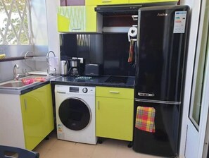 Kühlschrank, Mikrowelle, Herdplatte, Wasserkocher mit Kaffee-/Teezubehör
