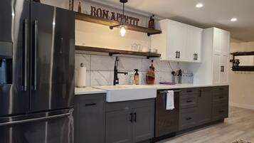 Frigorifero, microonde, forno, piano cottura