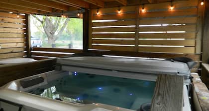 Rustic Lodge with private cabins / 6 person hot tub and camp fire