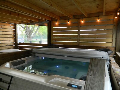 Rustic Lodge with private cabins / 6 person hot tub and camp fire