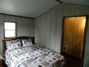 4 bedrooms, iron/ironing board, travel cot, free WiFi - Rustic Lodge with private cabins / 6 person hot tub and camp fire (Hillsboro)