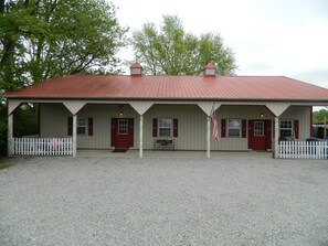 Exterior - Rustic Lodge with private cabins / 6 person hot tub and camp fire (Hillsboro)