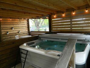 Property grounds - Rustic Lodge with private cabins / 6 person hot tub and camp fire (Hillsboro)