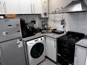 Refrigerador, microondas, horno, placa de cocina