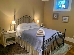 1 bedroom, desk, iron/ironing board, free WiFi - It's All About the Mountain Views, Modern Farmhouse (Hillsdale)