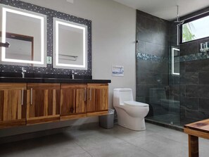 Departamento estándar | Baño | Tina, secadora de cabello, toallas, jabón