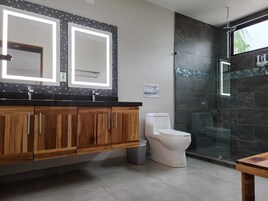 Bañera, secador de pelo, toallas, jabón