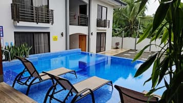 Piscina all'aperto, con ingresso dalle 08:00 alle 21:00, lettini