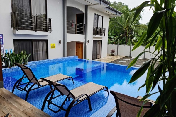 Außenpool, geöffnet von 08:00 Uhr bis 21:00 Uhr, Liegestühle