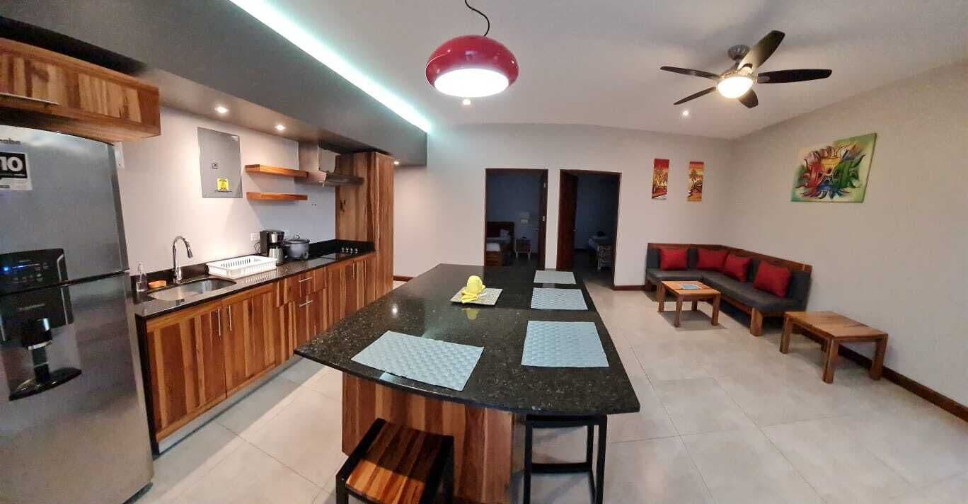 Refrigerador con freezer, microondas, placa de cocina, tostadora