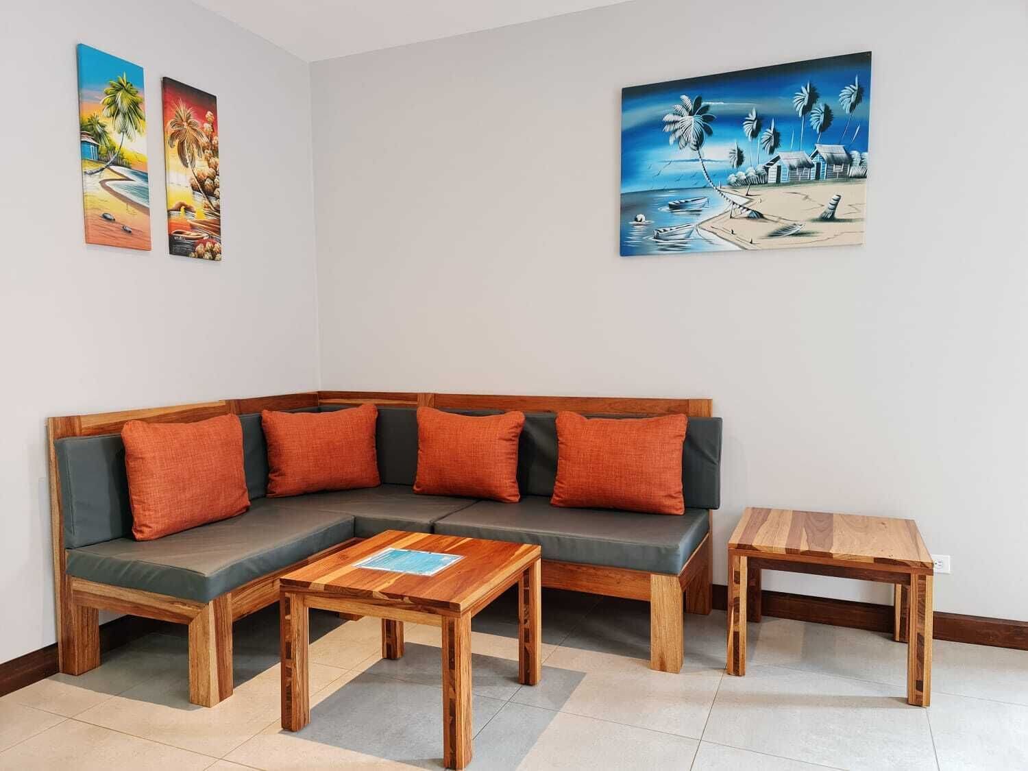 Appartamento Standard | Area soggiorno | TV 32 pollici con canali digitali, servizi in streaming