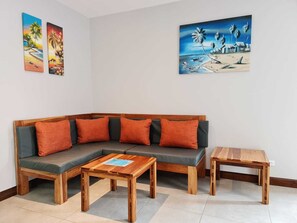 Apartamento standard | Área de estar | TV 32 polegadas com canais digitais, serviços de streaming