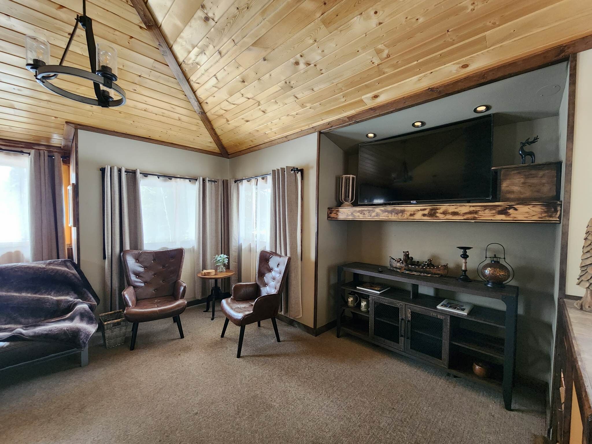 Älytelevisio, takka, kirjoja