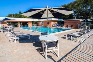 A heated pool - Townhouse Sleeps 6 across street from Beach! Swimming Pool & Clubhouse! (New Smyrna Beach)