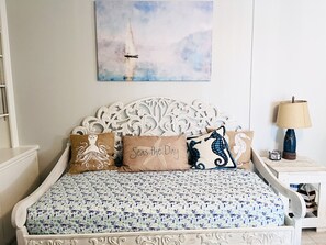 2 bedrooms, desk, travel cot, free WiFi - Townhouse Sleeps 6 across street from Beach! Swimming Pool & Clubhouse! (New Smyrna Beach)