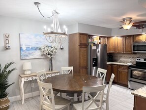 Dining - Townhouse Sleeps 6 across street from Beach! Swimming Pool & Clubhouse! (New Smyrna Beach)