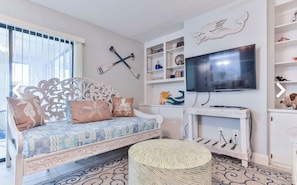 Smart TV, books - Townhouse Sleeps 6 across street from Beach! Swimming Pool & Clubhouse! (New Smyrna Beach)