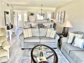 Una televisión, un reproductor de DVD