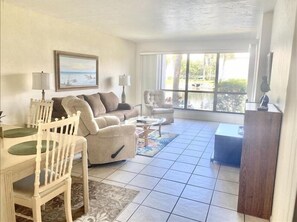 テレビ、DVD プレーヤー