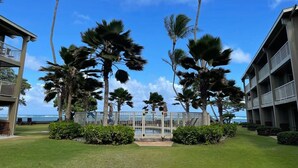 A resort with a pool, palm trees, and a view of the ocean. - Beautiful Studio By The Beach! 1BR (Kapaʻa)
