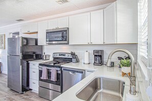 Kylskåp, mikrovågsugn, ugn och spishäll